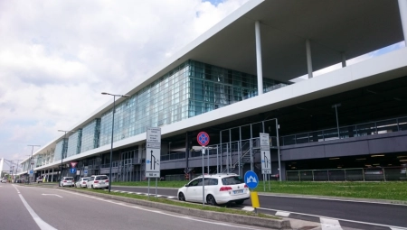 DRAMA NA AERODROMU, AVION MORA PRINUDNO DA SLETI Trup i krila letelice izbušeni u oluji