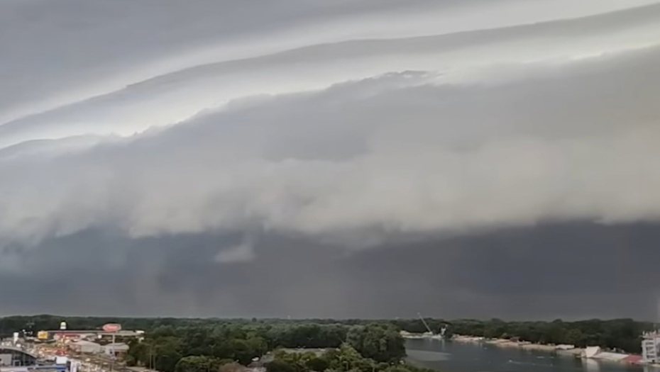 OVE DVE CRNE LINIJE NA NEBU SE POJAVLJUJU PRE OLUJE U Americi najavljuju tornada, a kod nas...