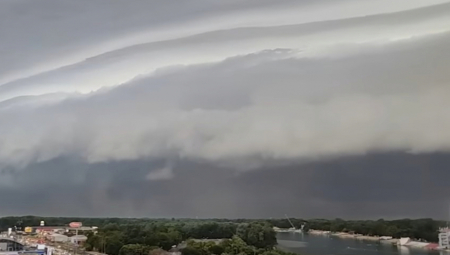 OVE DVE CRNE LINIJE NA NEBU SE POJAVLJUJU PRE OLUJE U Americi najavljuju tornada, a kod nas...