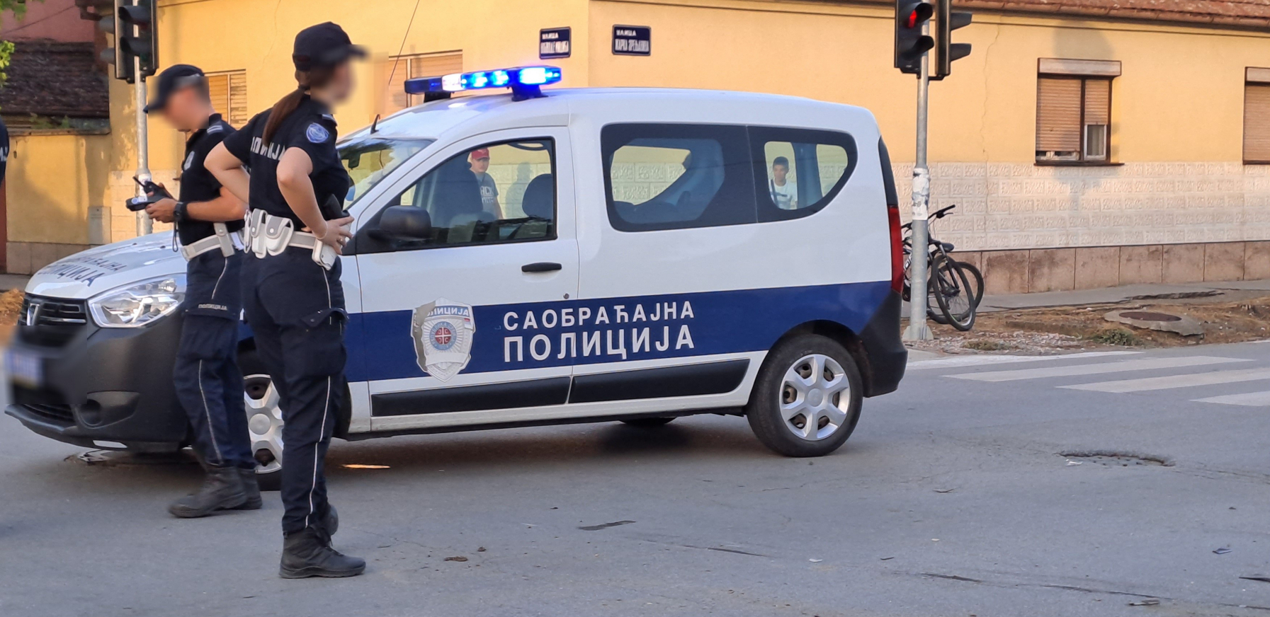 MLADIĆ POGINUO NA LICU MESTA Užas kod Mokre Gore, automobilom ušao u suprotnu traku i udario u kamion