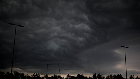 HRVATSKU POGODILO JAKO NEVREME! Padaju stabla, grad pod vodom (VIDEO)