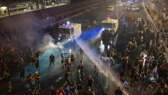GORE OD KANALIZACIJE, KAO MAGARAC KOJI SE RASPADA Šta je smrdljiva voda kojom je sinoć izraelska policija rasterivala demonstrante?