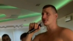AU, OVO JE NESTVARNO Jokić se go do pojasa latio mikrofona, evo kako Nikola peva (VIDEO)