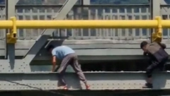 JEZIVO Ovako migranti prelaze most u Zvorniku, rizikuju živote kako bi prošli neopaženo (VIDEO)