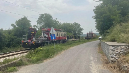 PRVE SLIKE SA MESTA STRAVIČNE NESREĆE U VRČINU Smrskani delovi automobila u kojem je stradalo dvoje mladih (FOTO/VIDEO)