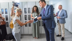 Mirović: Uručeni ključevi od stanova socijalno ugroženim porodicama iz Bača koje su u požaru izgubile krov nad glavom (FOTO)