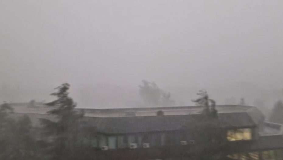 STRAŠNO NEVREME U BANJALUCI Olujni vetar sa gradom dan pretvorio u noć