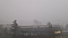 STRAŠNO NEVREME U BANJALUCI Olujni vetar sa gradom dan pretvorio u noć