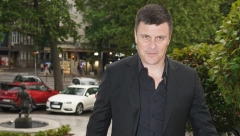 VUK KOSTIĆ POKAZAO SVOJE SEOSKO IMANJE Glumac izašao u prostrano dvorište na planini, pa usnimio brojne ovce i belog konja