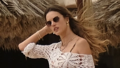 NJEN IZBOR KUPAĆIH KOSTIMA JE NEPOGREŠIV Alesandra Ambrozio kao inspiracija kada je u pitanju modni stil za plažu ovog leta