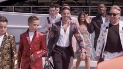 KRITIKUJU GA DA JE RAZMAZIO NASLEDNIKE, A NJEGA BAŠ BRIGA Bogataš časti decu sa 10 luksuznih putovanja godišnje, postarao se i za unuke