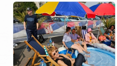 VUČIĆ O SRAMNIM SCENAMA ISPRED SKUPŠTINE Brčkaju noge u bazenu u "borbi" protiv nasilja