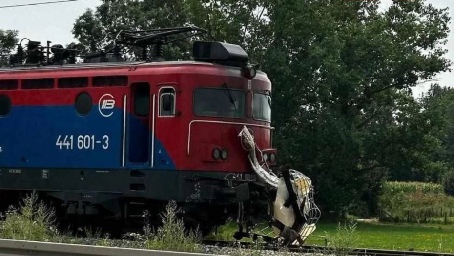 TRI OSOBE POGINULE NA PUTNOM PRELAZU KOD LAZAREVCA: Vozač nije poštovao signalizaciju, prošao je kroz crveno!