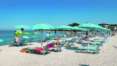 "IZVADILA JE LAZANJE IZ FRIŽIDERA, PA HRANILA MUŽA" Grk vlasnik bara poludeo kada je video šta radi Srpkinja na plaži