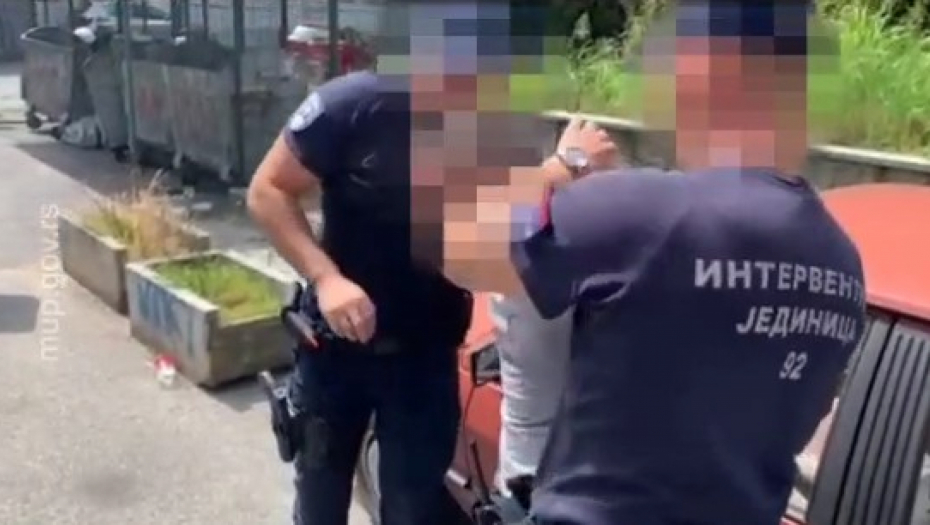 FILMSKO HAPŠENJE PUCAČA SA VOŽDOVCA Policajci mu našli i zarđali pištolj