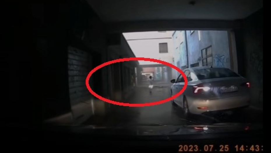 DECA U NOVOM SADU ZA DLAKU IZBEGLA SMRT Na njih se umalo sručio krov koji je odleteo u oluji, snimljen jezivi trenutak