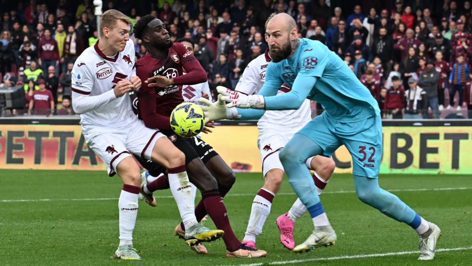 SRPSKI GOLMAN NA CENI U ITALIJI Torino traži od Intera 20 miliona evra za Vanju!