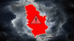 OLUJNI UDARI U OVOM DELU SRBIJE Nakon +30 stižu pljuskovi sa grmljavinom, evo gde će prvo GRUNUTI