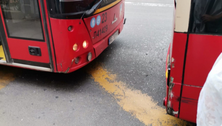 SUDAR DVA AUTOBUSA Okretnica na Karaburmi blokirana, sukobili se vozač i putnici (FOTO)