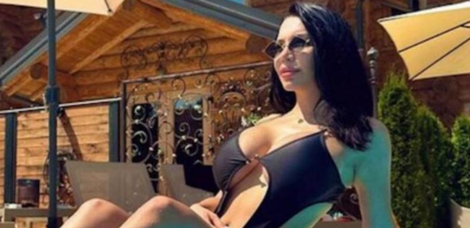 POKAZALA LINIJU 25 DANA NAKON POROĐAJA! Helena Topalović grmi u kupaćem kostimu (FOTO)