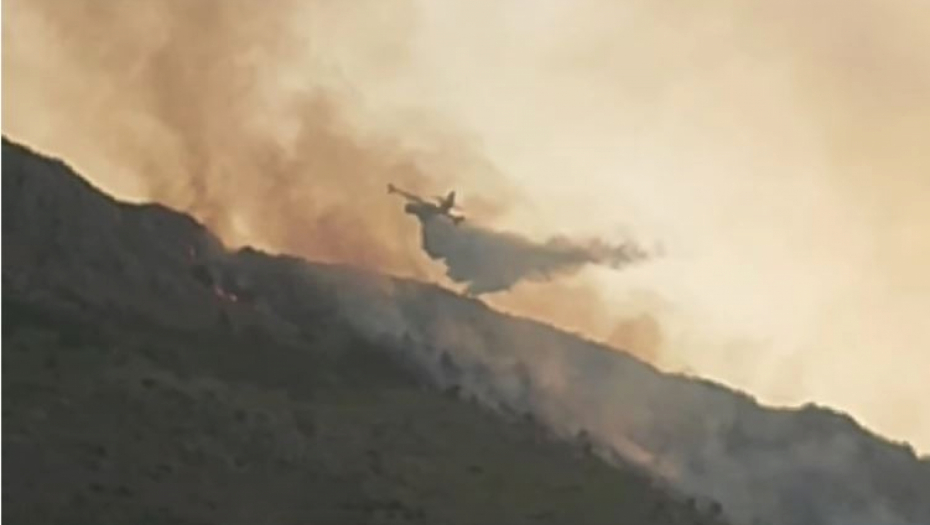 Vatrogasci zaustavili vatru da ne pređe u RS, hrvatski kanaderi još dejstvuju na dubrovačkim požarištima (VIDEO)