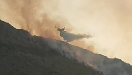 Vatrogasci zaustavili vatru da ne pređe u RS, hrvatski kanaderi još dejstvuju na dubrovačkim požarištima (VIDEO)