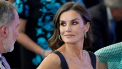 KRALJICA LETICIJA OVOG PUTA ODSTUPILA OD SVOG STILA Cvetna midi haljina sa dubokim dekolteom oduševila ljubitelje mode