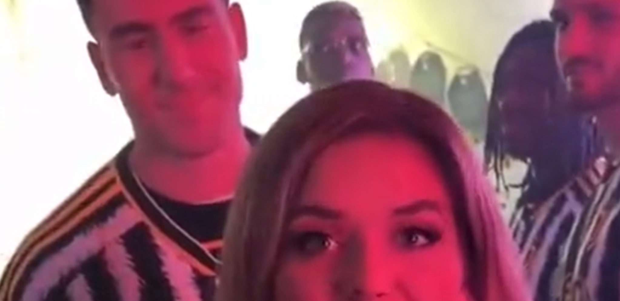 VLAHOVIĆ NIJE MOGAO DA SE OBUZDA Snimak srpskog napadača i atraktivne novinarke zapalio je Italiju (VIDEO)