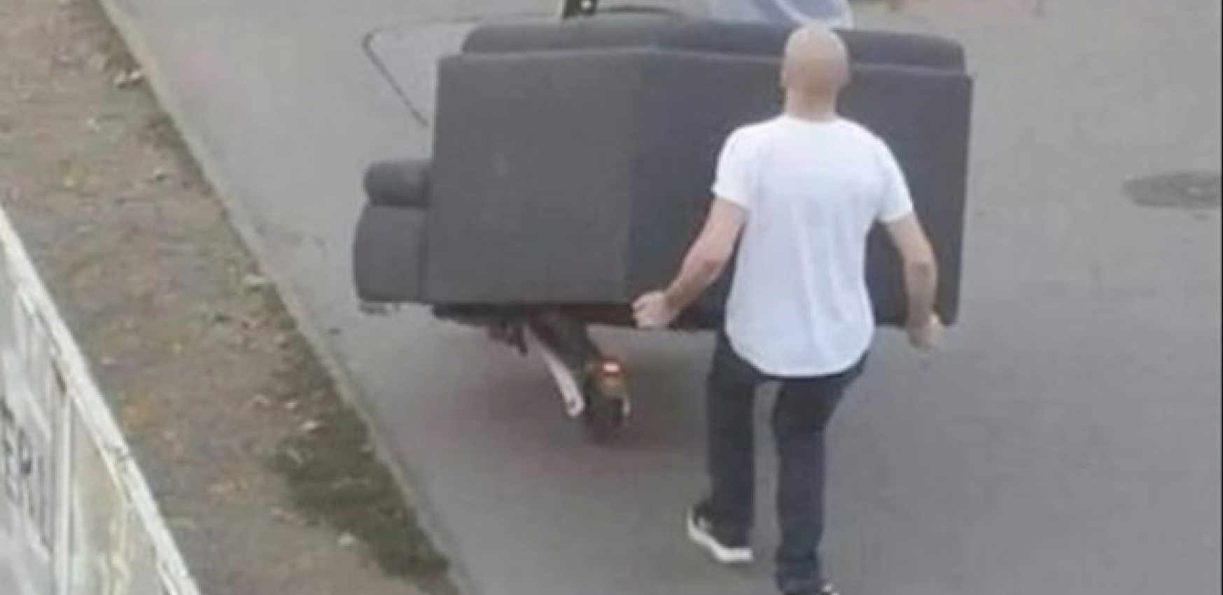 STANARI PROLAZE KROZ PAKAO Komšija uneo fotelju koju je pronašao pored kontejnera, a onda se svima život promenio iz korena
