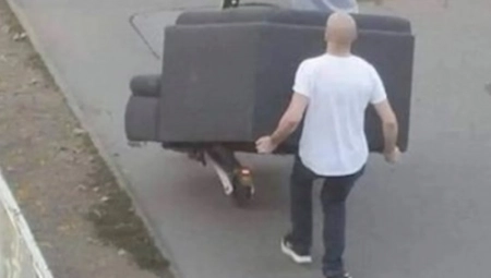 STANARI PROLAZE KROZ PAKAO Komšija uneo fotelju koju je pronašao pored kontejnera, a onda se svima život promenio iz korena