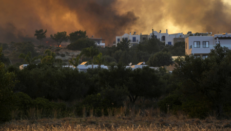 PAKLENO U požarima koji besne u neposrednoj blizini poznatih odmarališta ima i žrtava: Gori Evropa, više od 40 mrtvih