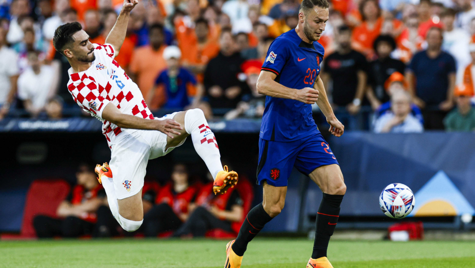 DINAMU I DVADESET MILIONA EVRA POSTALO MALO Ajaks bi da kupuje u Zagrebu