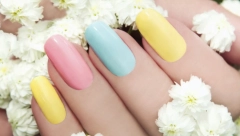 ODLIČAN TRIK DA SAKRIJETE GODINE KOJE ODAJU VAŠE RUKE Ovo su lakovi za nokte koji podmlađuju