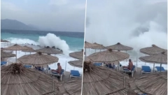 BEZOBRAZLUK, DRSKOST ILI GLUPOĆA? Ogromni talasi "tuku" o stene, a potez kupača iz CG ŠOKIRAO SVE (VIDEO)