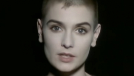 PAPINU SLIKU POCEPALA PRED CELIM SVETOM Pevačica optužila Vatikan za zlostavljanje dece i zapečetila svoju karijeru