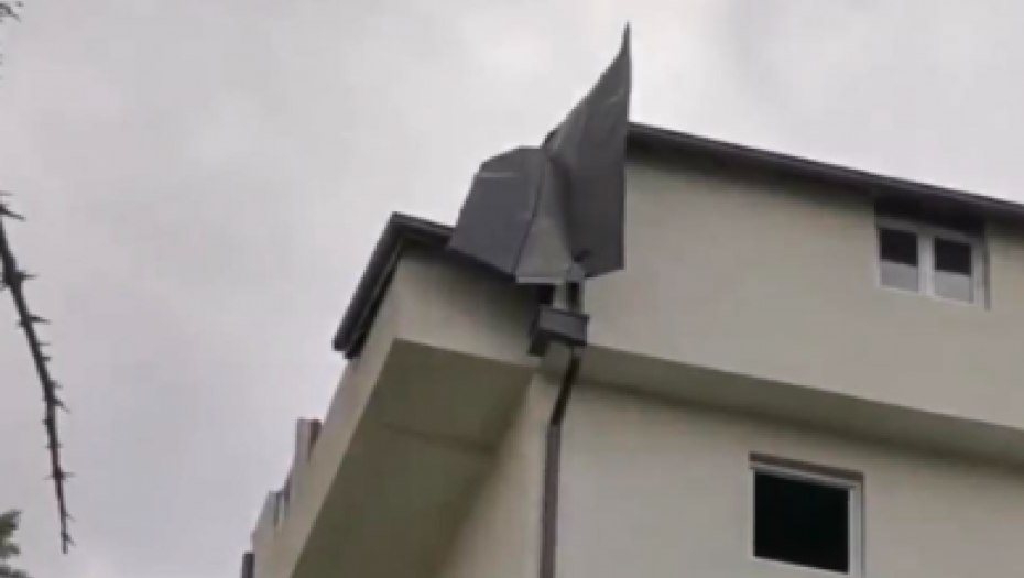 KOMŠIJE IZ ŽARKOVA, ČUVAJTE GLAVE Ovo samo što ne padne, može nekoga da ubije!