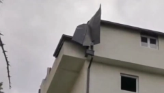 KOMŠIJE IZ ŽARKOVA, ČUVAJTE GLAVE Ovo samo što ne padne, može nekoga da ubije!