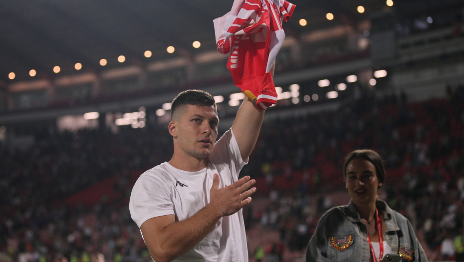 OVO NISTE VIDELI NA TV-U Pogledajte kako su igrači Zvezde dočekali Luku Jovića kada je stigao u svlačionicu crveno-belih (VIDEO)