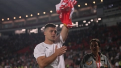 OVO NISTE VIDELI NA TV-U Pogledajte kako su igrači Zvezde dočekali Luku Jovića kada je stigao u svlačionicu crveno-belih (VIDEO)