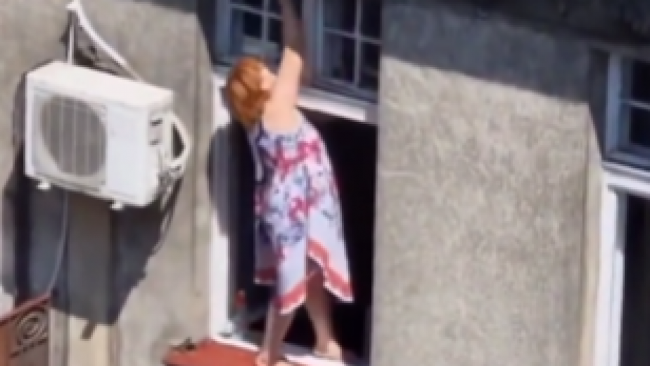 DRAMA U CENTRU BEOGRADA Žena rizikuje život zbog jednog prozora (VIDEO)