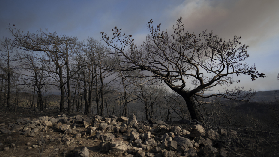 NI KAMEN NA KAMENU NIJE OSTAO, VATRA JE SVE PROGUTALA Apokaliptični prizori sa Rodosa i Krfa posle razornog požara (FOTO)