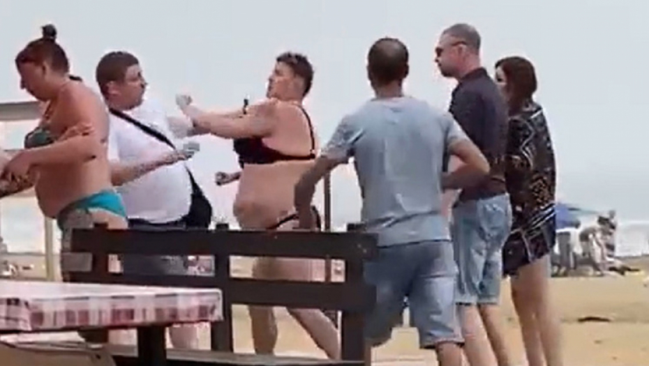 BIJE KAO TERMINATOR Tuča na plaži - prvo prebila devojku, a onda i momka (UZNEMIRUJUĆI VIDEO)