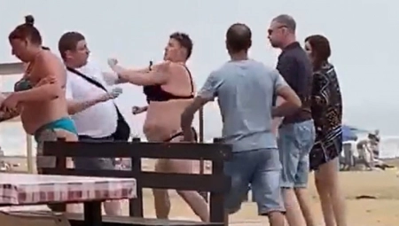 BIJE KAO TERMINATOR Tuča na plaži - prvo prebila devojku, a onda i momka (UZNEMIRUJUĆI VIDEO)