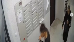 NJIH TROJICA UPALA U ZGRADU, SAMO SU GA ZDIPILI Ljudi su ga ostavili pred vratima stana na Zvezdari, ovo se desilo u 00:30