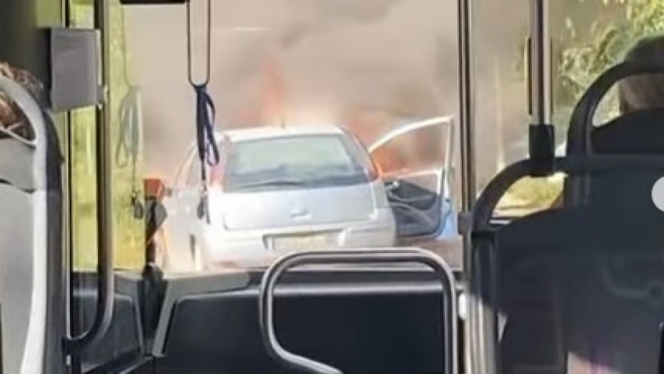 BUKTINJA NA BANJICI Zapalio se auto, snimljena je vatra koja guta ceo auto