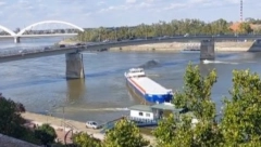 TERETNA BARŽA UDARILA U STUB MOSTA Ozbiljan incident u Novom Sadu, policija zatvorila saobraćaj (VIDEO)