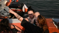 ŽENE U SUZAMA, SPASAVAJU BEBE Dramatične scene u Grčkoj posle eksplozije u skladištu municije