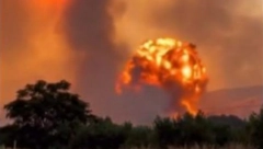 NAJDRAMATIČNIJI SNIMAK EKSPLOZIJE U GRČKOJ Vatrena pečurka vinula u nebesa, zemlja počela da se trese (VIDEO)