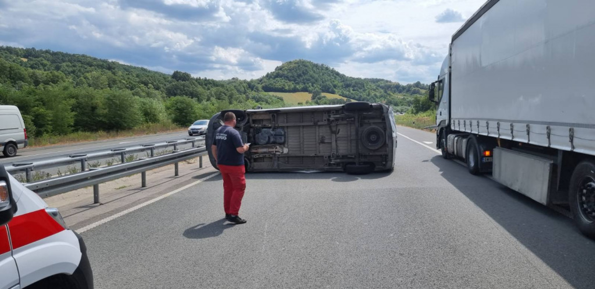 STRAŠAN UDES NA AUTO-PUTU MILOŠ VELIKI Od siline udara kombi se prevrnuo!