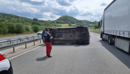 STRAŠAN UDES NA AUTO-PUTU MILOŠ VELIKI Od siline udara kombi se prevrnuo!